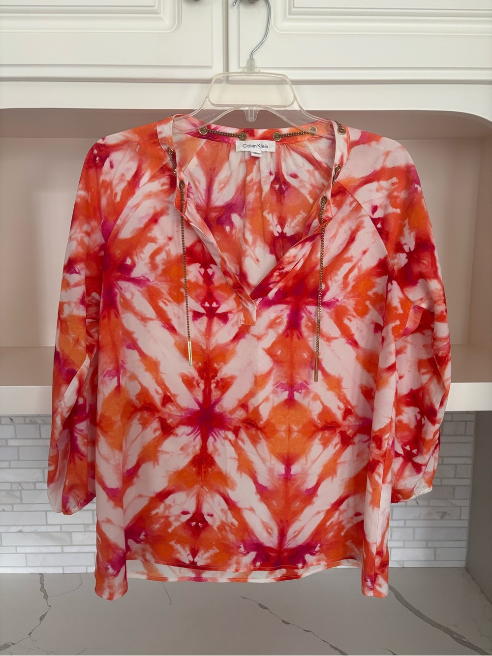 Calvin Klein Pink & Orange Tie-Dye V-Neck Blouse Tunic with Gold Chain Detaily